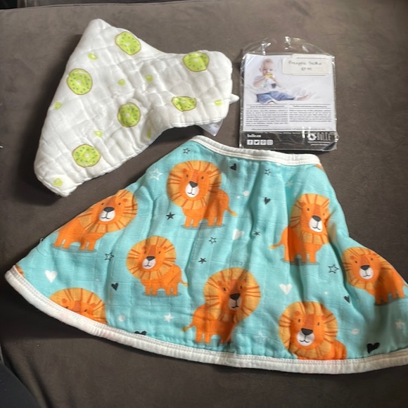 NWOT - 2x bib (kiwi and lion) plus pineapple teether - Picture 5 of 5